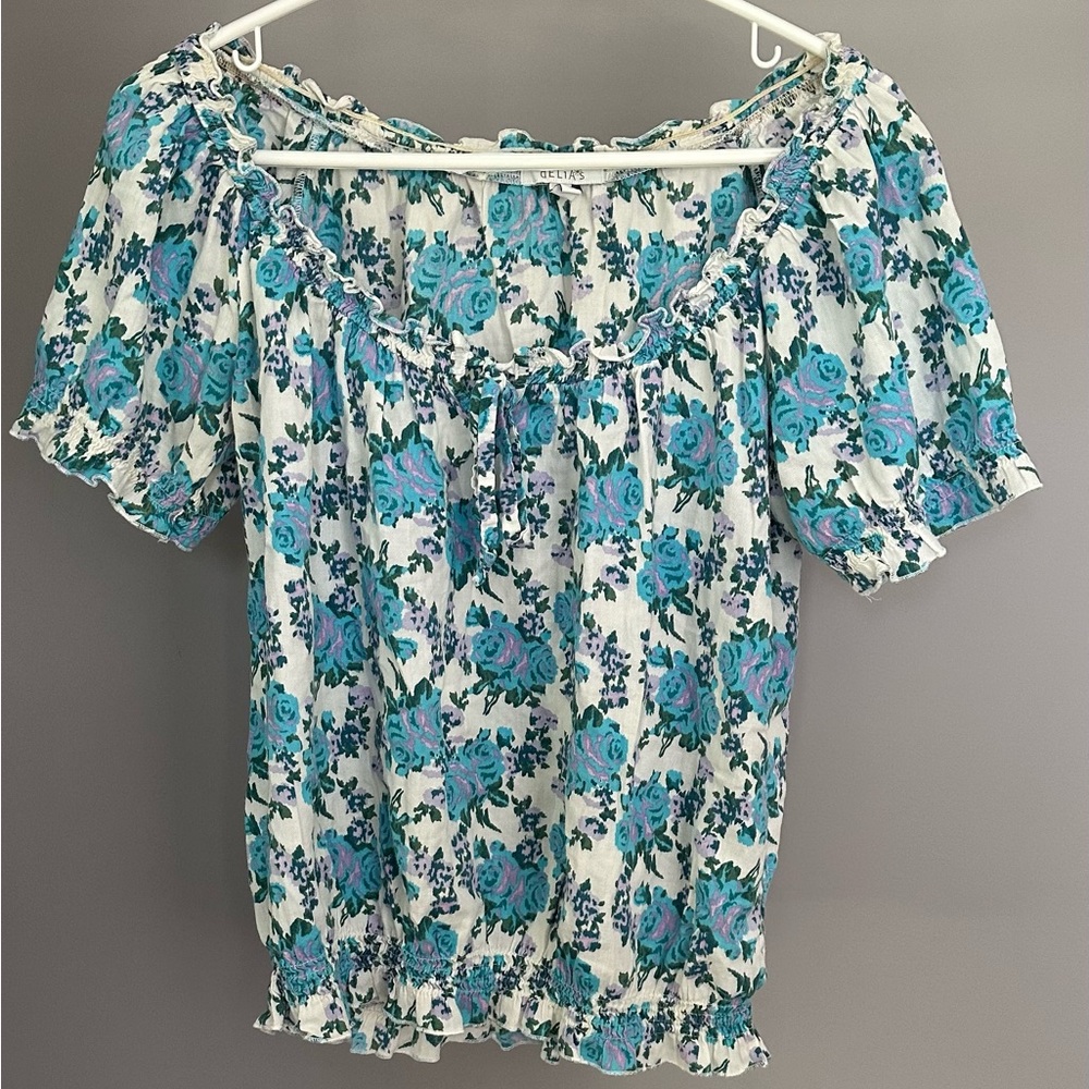 DELIA’S size SMALL Blue and White Puff Sleeve Blouse with Ruffled Tie Front